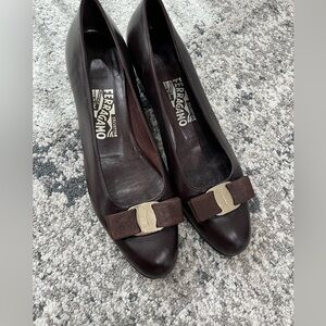 Ferragamo Vera size 9